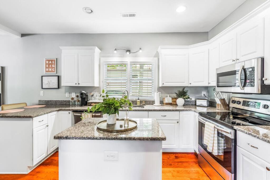 Villa Bright + New - Fire Pit - Hammock - 3 Bd Raleigh Exterior foto